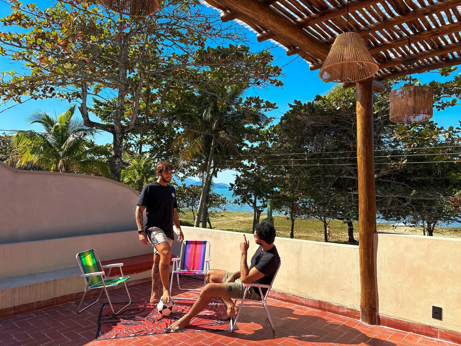 Os Irmãos Tohmé na varanda da Casa Tohmé, na Praia do Capricórnio