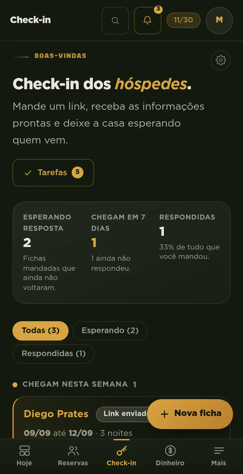 A tela de Check-in no celular, com as fichas dos hóspedes e o botão de nova ficha.