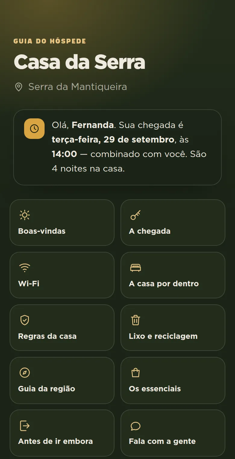 O guia da casa aberto no celular do hóspede: o nome da casa, a faixa que o cumprimenta pelo primeiro nome com a data e o horário da chegada, e o índice das onze seções em grade.